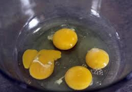 разбиваем яйца в миску
