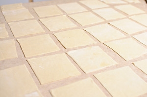 нарезаем тесто на квадратики