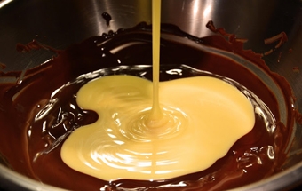 перемешиваем растопленный шоколад сосгущенным молоком