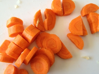 нарезаем на кусочки морковь