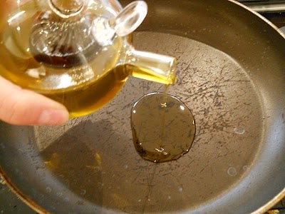 масло на сковороде