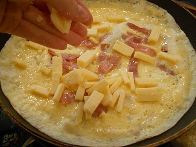 сыр с ветчиной на яйце