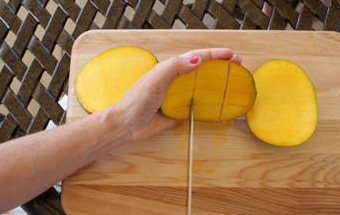 делаем сетку ножом на мякоти манго