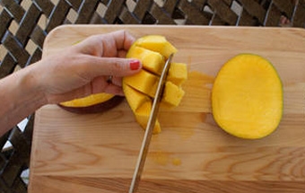 срезаем кубики манго