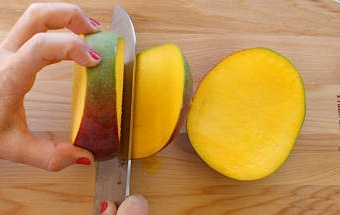 разрезаем манго на несколько частей