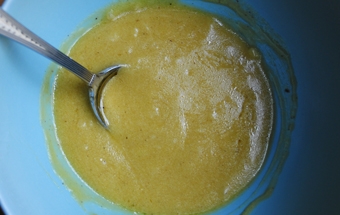 перемешиваем сахарс солью, лимонным соком и горчицей