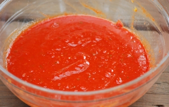 разводим томатную пасту в вине