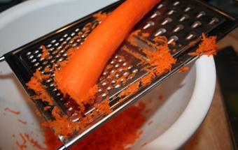 натираем морковь на мелкую терку