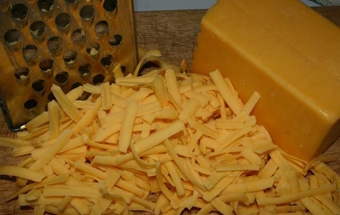 натираем твердый сыр на терку