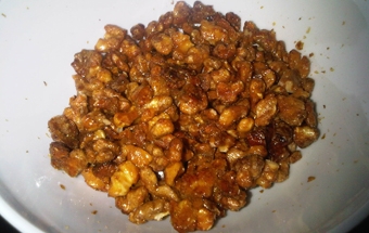 перемешиваем орехи с сахарным сиропом и медом