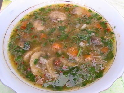 тарелка с супом и грибами