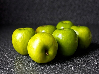 яблоки на столе