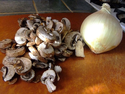 лук и грибы