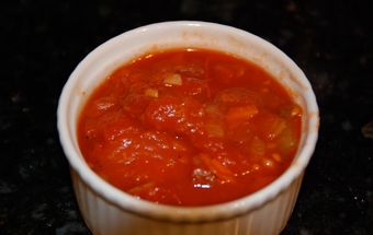 постная томатная заправка с луком для салатов в соуснице