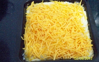 выкладываем второй слой - картофельную стружку и посыпаем все сыром