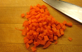 нарезаем морковь на кубики