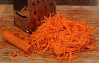 натираем на терку морковь