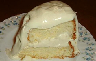 кусочек домашнего торта со сметанным кремом