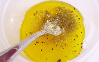 перемешиваем оливковое масло, уксус, соль, сахар и горчичный порошок