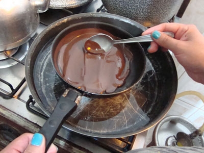 шоколад в сковороде