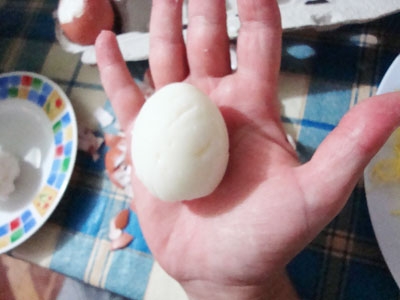яйцо в руке