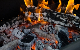 зажигаем дрова для приготовления шашлыка в мангале