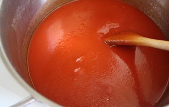 размешиваем томатную пасту с водой