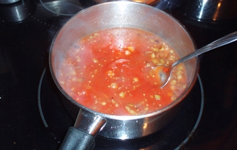 перемешиваем томатную смесь с овощной смесью