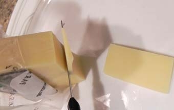нарезаем сыр на тонкие кусочки