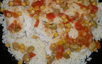 минтай, запеченный в фольге, с рисом и овощами