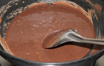 перемешиваем сливки с какао-порошком и сахаром