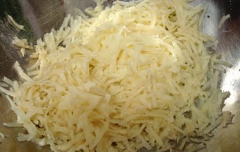 перемешиваем картофельную смесь с солью и черным молотым перцем