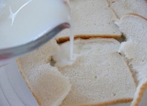 замачиваем хлеб в молоке