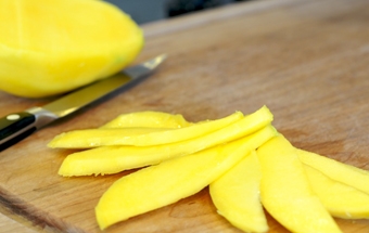 нарезаем манго на дольки