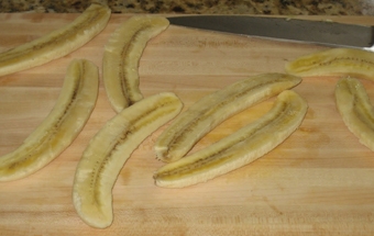 нарезаем бананы вдоль плода