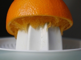 выдавливаем сок из апельсина