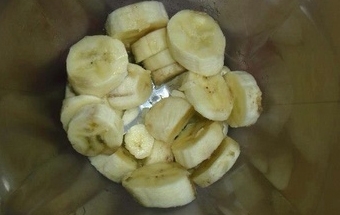 измельчаем бананы в блендере