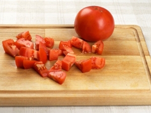 нарезаем помидоры кубиками
