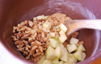 перемешиваем яблоки с орехами и другими компонентами для начинки блюда
