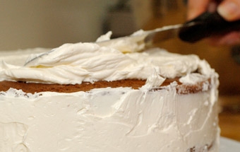 намазываем белково-масляный крем на торт