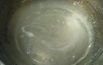 растворяем желатин в горячей воде