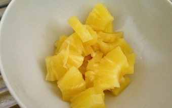 нарезаем на кусочки ананасы