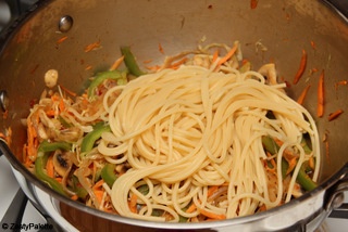 добавляем в овощи спагетти