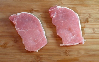 нарезаем свинину на порционные кусочки