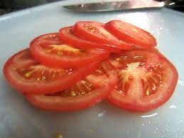 нарезаем помидоры кружочками