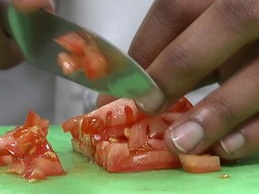 нарезаем помидоры на кусочки