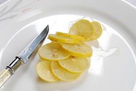 нарезаем на кружочки лимон
