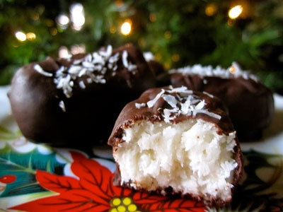 десерт из шоколада и кокосовой стружки