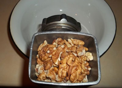 орехи в мясорубке
