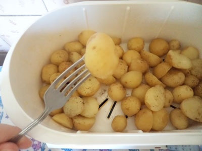 картофель на вилке